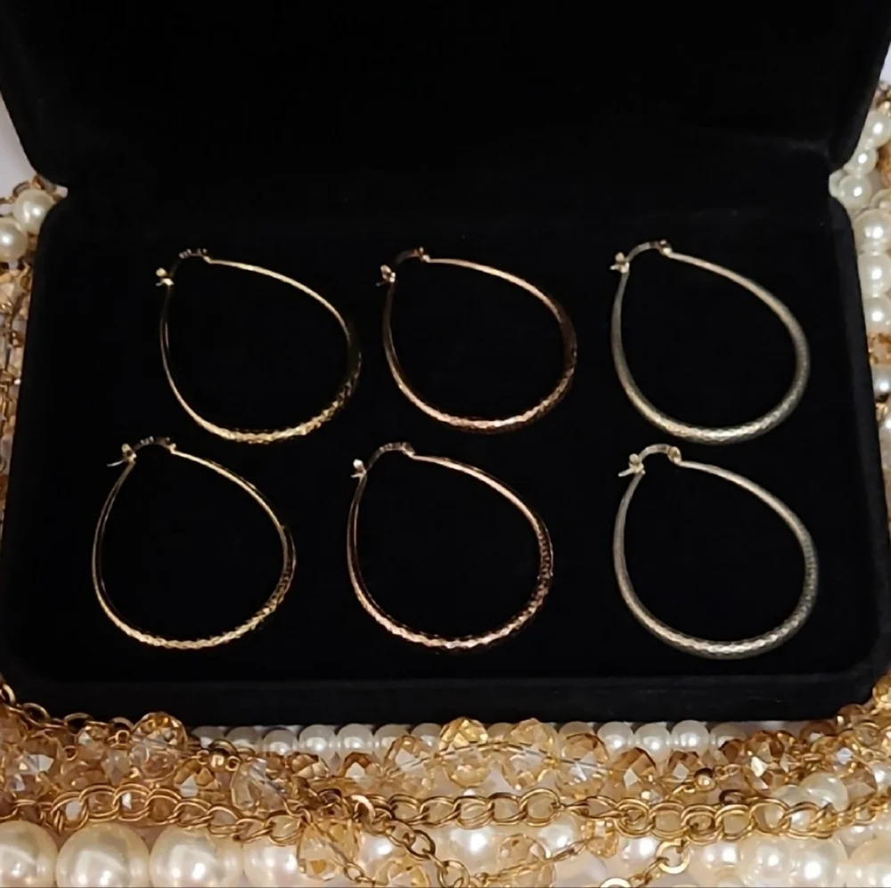 Redvelvetrebel earrings set